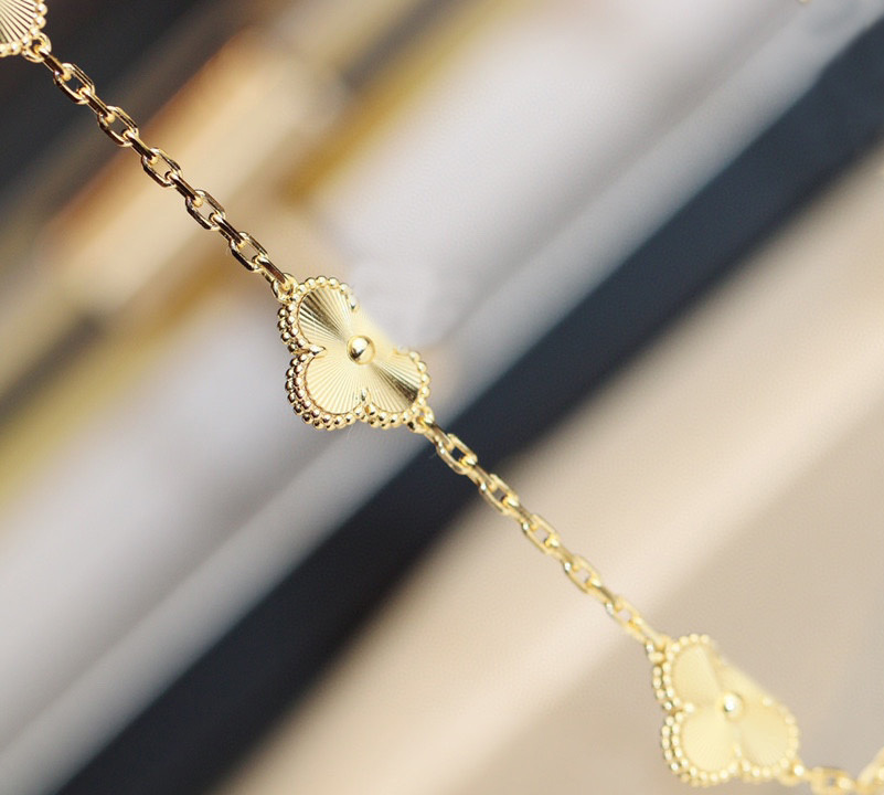 Luxury quality V gold material 10pcs flower charm pendant necklace in 18k gold plated have stamp box PS5131
Luxury quality V gold material 10pcs flower charm pendant necklace in 18k gold plated have stamp box PS5131