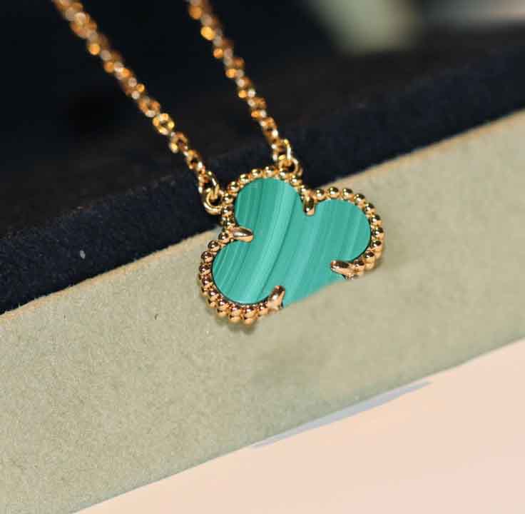 2023 Luxury quality V gold material charm pendant necklace with flower design and nautre shell malachite red agate have box stamp PS5127
2023 Luxury quality V gold material charm pendant necklace with flower design and nautre shell malachite red agate have box stamp PS5127