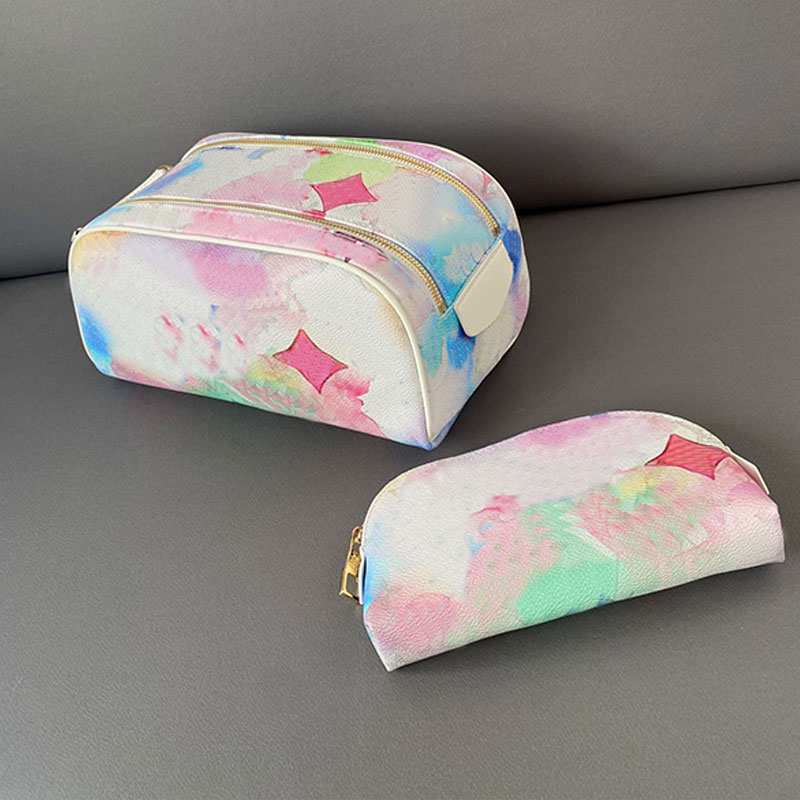 Cosmetic Bags Makeup Bag Wrist Handbag Purse Ink Printed Wash Bag Color Changing Leather Colorful Letters Large Capacity Pocket Double Zipper Pouch
Cosmetic Bags Makeup Bag Wrist Handbag Purse Ink Printed Wash Bag Color Changing Leather Colorful Letters Large Capacity Pocket Double Zipper Pouch
