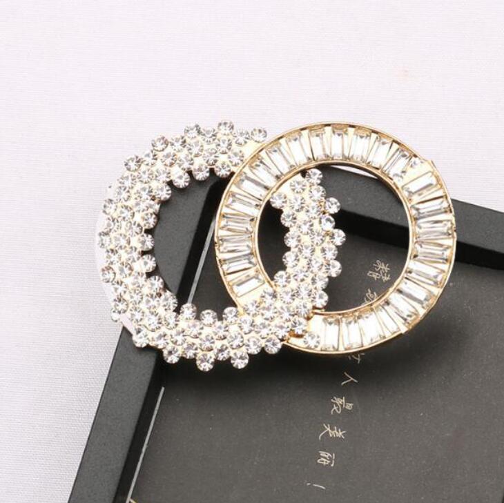20style Fashion Brand Letter Designer Brooches High-Quality Letters Lapel Women Men Crystal Rhinestone Pearl Pin Wedding Party Metal Jewerlry With Figure Stamp
20style Fashion Brand Letter Designer Brooches High-Quality Letters Lapel Women Men Crystal Rhinestone Pearl Pin Wedding Party Metal Jewerlry With Figure Stamp