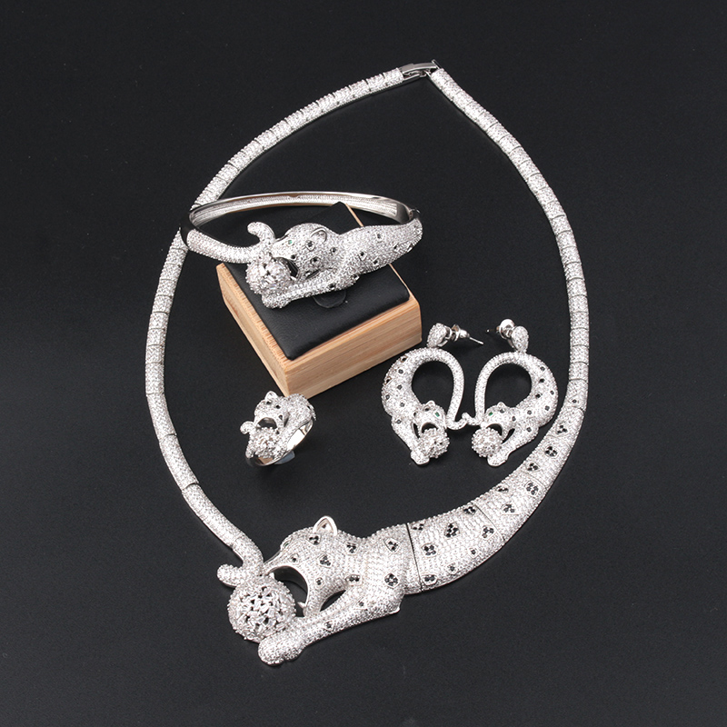 gold chain diamond choker Pendants necklaces for women men Luxury thick designer jewelry high quality Fashion Party Christmas Wedding gifts Birthday banquet ring
gold chain diamond choker Pendants necklaces for women men Luxury thick designer jewelry high quality Fashion Party Christmas Wedding gifts Birthday banquet ring