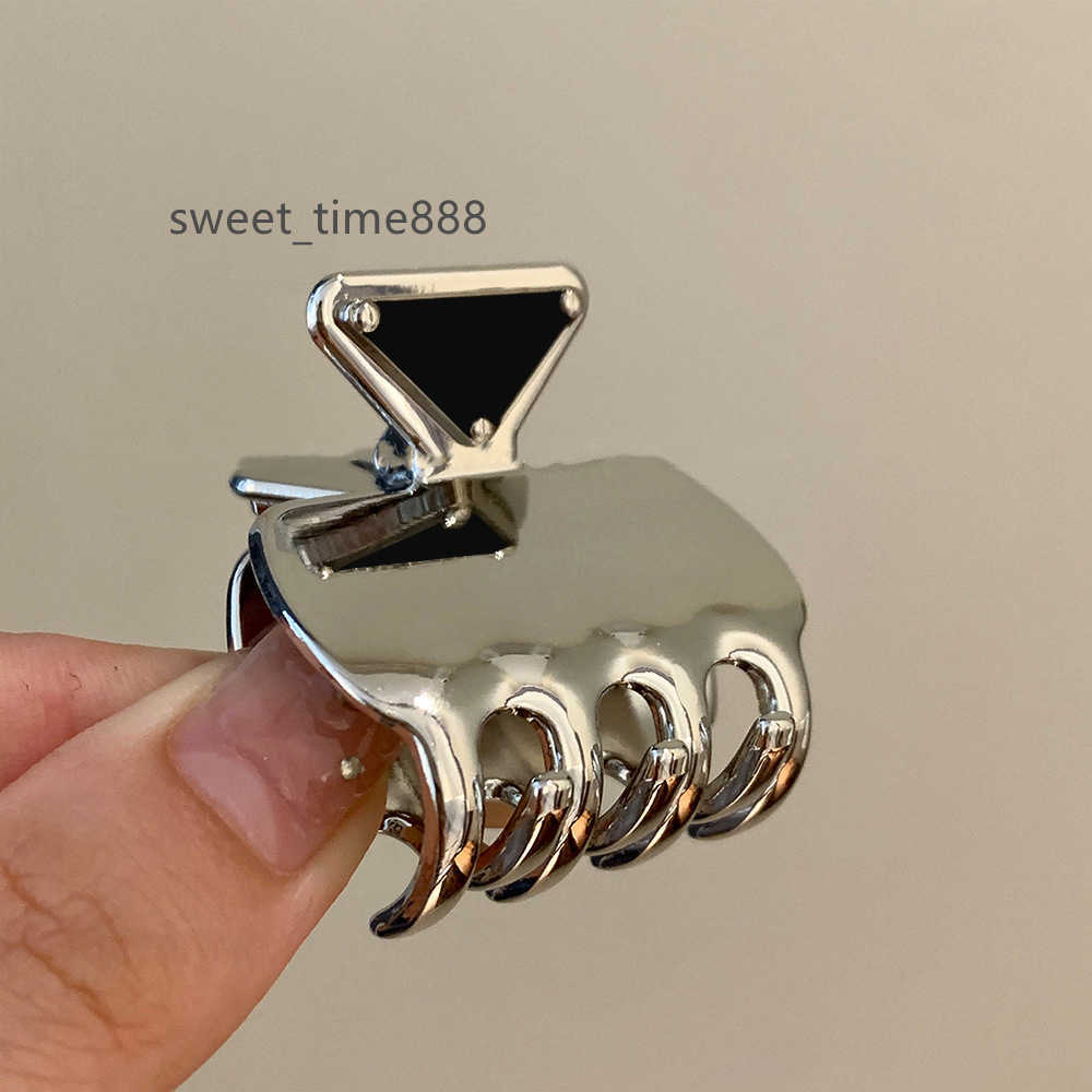 Designer Metal Triangle Grab Clips Hair Clips High Ponytail Shark Clip Temperament Headdress Barrettes Wholesale
Designer Metal Triangle Grab Clips Hair Clips High Ponytail Shark Clip Temperament Headdress Barrettes Wholesale