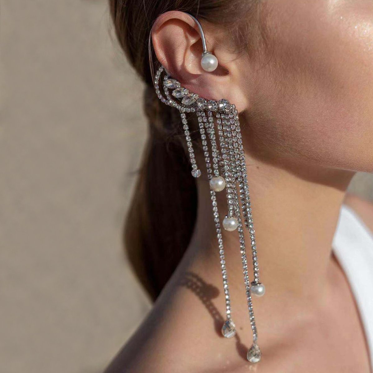 Explosive Charm hanging ear earrings European and American fashion pearl earring simple temperament drop shaped tassel accessories women Unique designer
Explosive Charm hanging ear earrings European and American fashion pearl earring simple temperament drop shaped tassel accessories women Unique designer