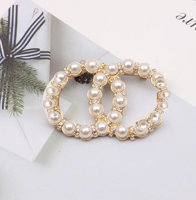 20style Fashion Brand Letter Designer Brooches Letters Lapel Women Men Crystal Rhinestone Pearl Pin Wedding Party Metal Jewelry Gift
20style Fashion Brand Letter Designer Brooches Letters Lapel Women Men Crystal Rhinestone Pearl Pin Wedding Party Metal Jewelry Gift