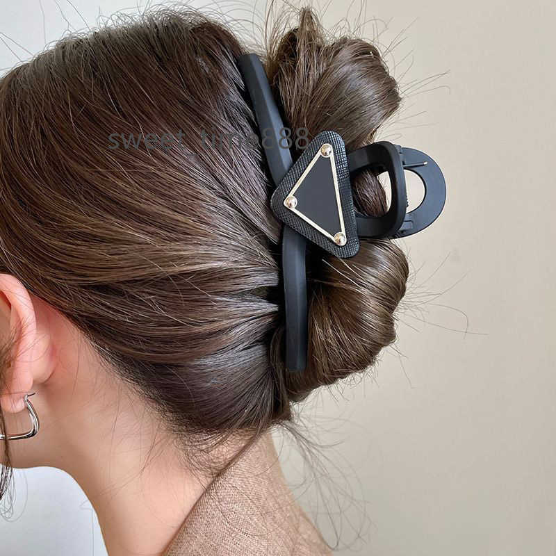 Luxury Womens Designer Triangle Hair Clips For Ladies Girls Brand Leisure Casual Hair Claw Fashion Classic Letters Hairpins Hairclip
Luxury Womens Designer Triangle Hair Clips For Ladies Girls Brand Leisure Casual Hair Claw Fashion Classic Letters Hairpins Hairclip