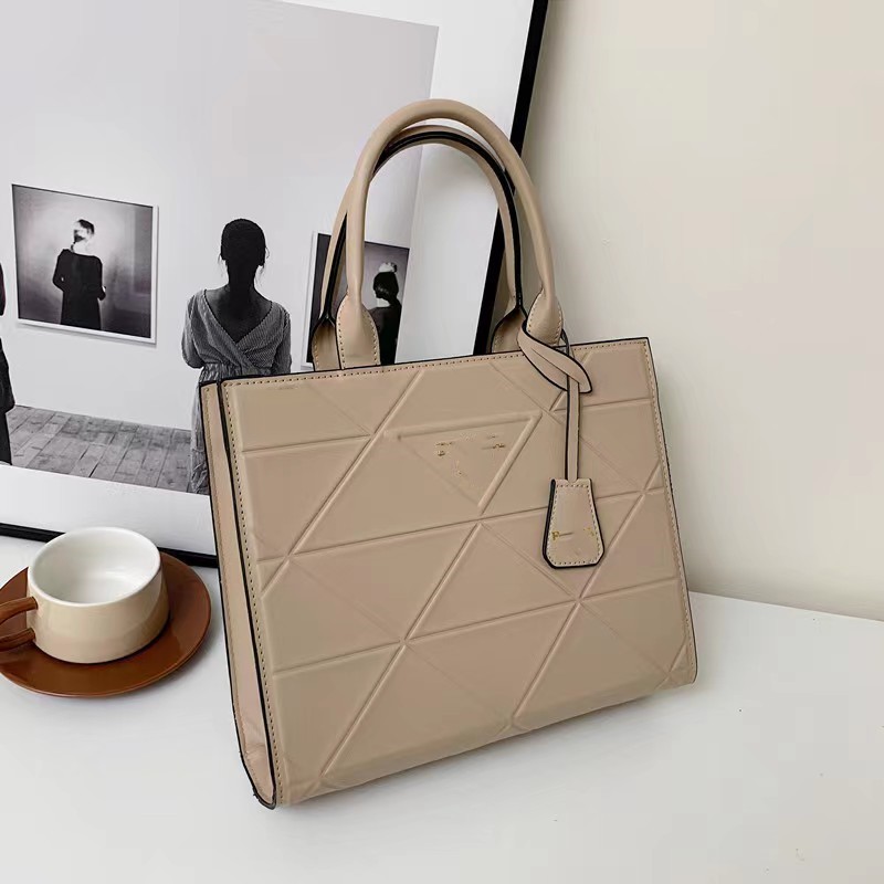 2023 new fashion handbag large capacity single shoulder crossbody bag manufacturer direct sales, White
2023 new fashion handbag large capacity single shoulder crossbody bag manufacturer direct sales, White