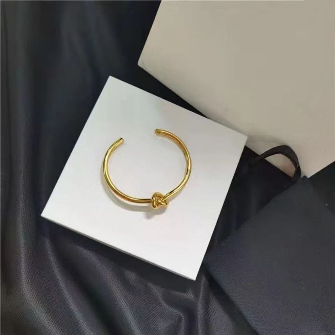 Luxurys Designer Knot Bracelet Adjustable Opening Bracelet Micro-Set Shiny Personality Bracelet Simple Knotted Bracelets Casual Style Wristband Couple Gift
Luxurys Designer Knot Bracelet Adjustable Opening Bracelet Micro-Set Shiny Personality Bracelet Simple Knotted Bracelets Casual Style Wristband Couple Gift