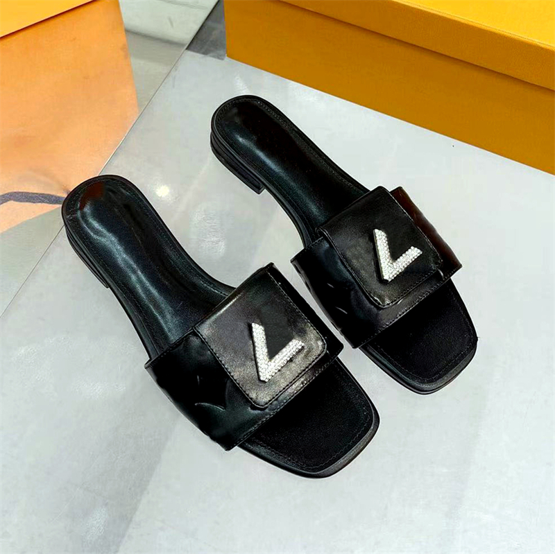 Luxury designer women's slippers Women's summer leather fashion flat heel buckled sandals casual comfort hotel soft tow box
Luxury designer women's slippers Women's summer leather fashion flat heel buckled sandals casual comfort hotel soft tow box