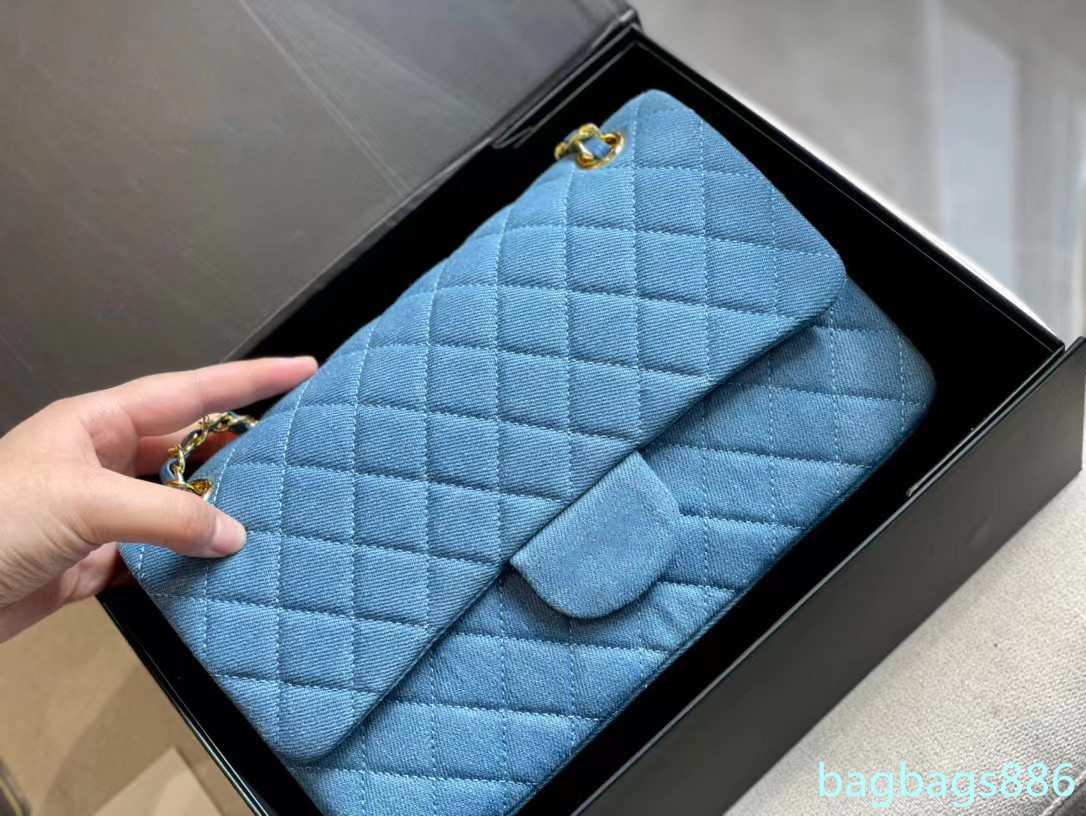 Classic designer bags of double disc cowboy blue quilting Matelasse chain Crossbody shoulder rectangular high-capacity 25 x16cm luxury handbags
Classic designer bags of double disc cowboy blue quilting Matelasse chain Crossbody shoulder rectangular high-capacity 25 x16cm luxury handbags