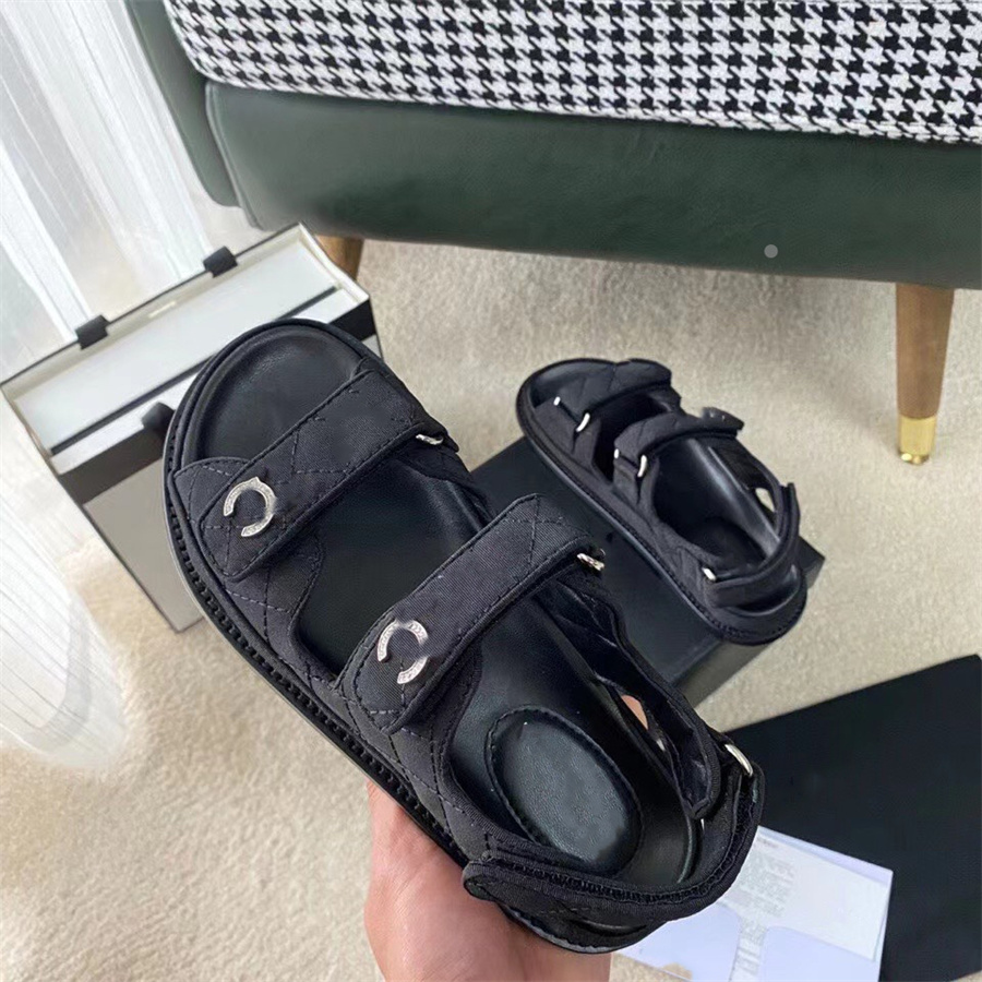 New CC Designer Beach Shoes Luxury Flat Slippers Fashion Women Sandal Outdoor Leather Slides Classics Casual Sandals ad1
New CC Designer Beach Shoes Luxury Flat Slippers Fashion Women Sandal Outdoor Leather Slides Classics Casual Sandals ad1