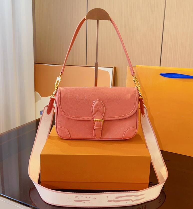 Top Chain luxury Designers Bags Messenger handbags fashion high quality Purse lady Thread women Wallets Hobo purses Famous Designer Cross body totes3967, Red
Top Chain luxury Designers Bags Messenger handbags fashion high quality Purse lady Thread women Wallets Hobo purses Famous Designer Cross body totes3967, Red