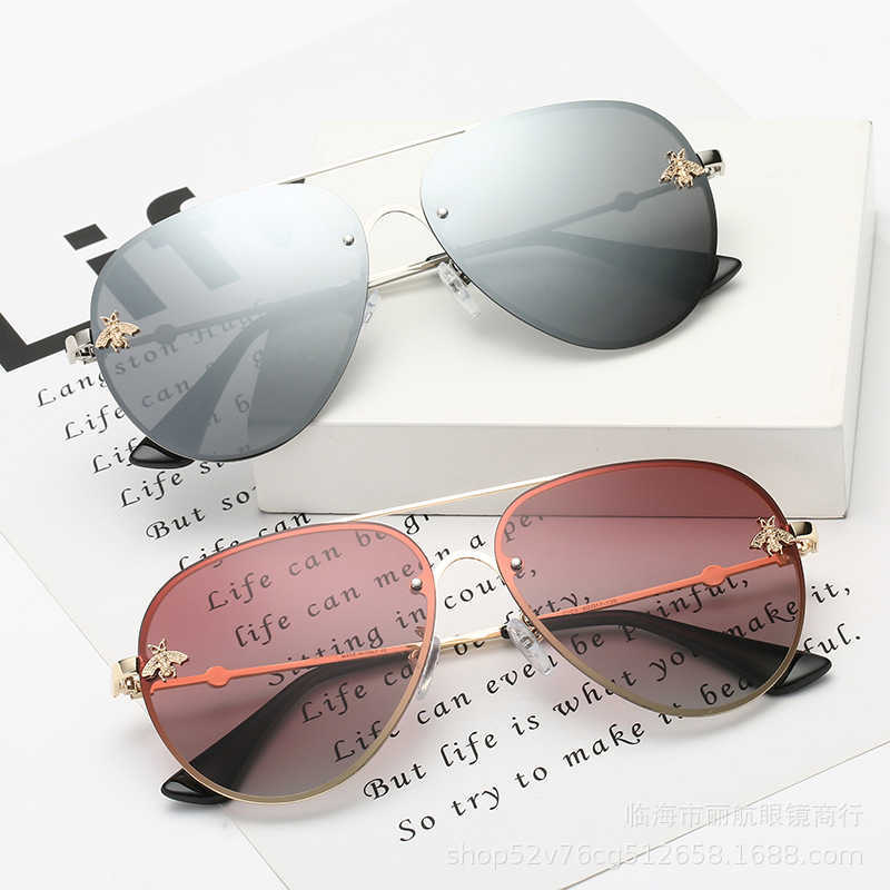 New Unisex couple polarized color film Sunglasses fashionable and versatile little bee glasses
New Unisex couple polarized color film Sunglasses fashionable and versatile little bee glasses