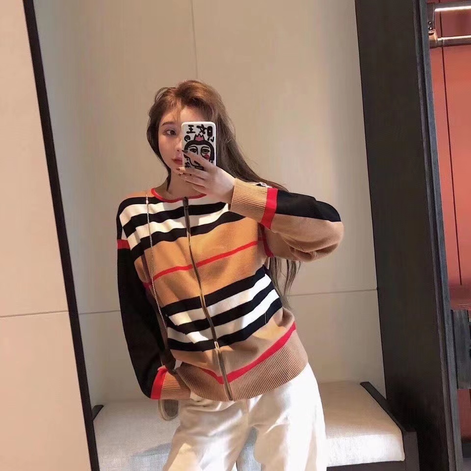 Designer New Khaki Striped Bump Color Knitted Cardigan Fashion Zipper Long-sleeved Crewneck Knitted Top
Designer New Khaki Striped Bump Color Knitted Cardigan Fashion Zipper Long-sleeved Crewneck Knitted Top