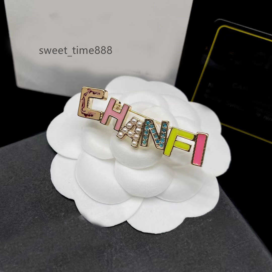 2022 new fashion color letter Brooches pearl enamel luxury designer Brooch Pins for women party gift jewelry
2022 new fashion color letter Brooches pearl enamel luxury designer Brooch Pins for women party gift jewelry