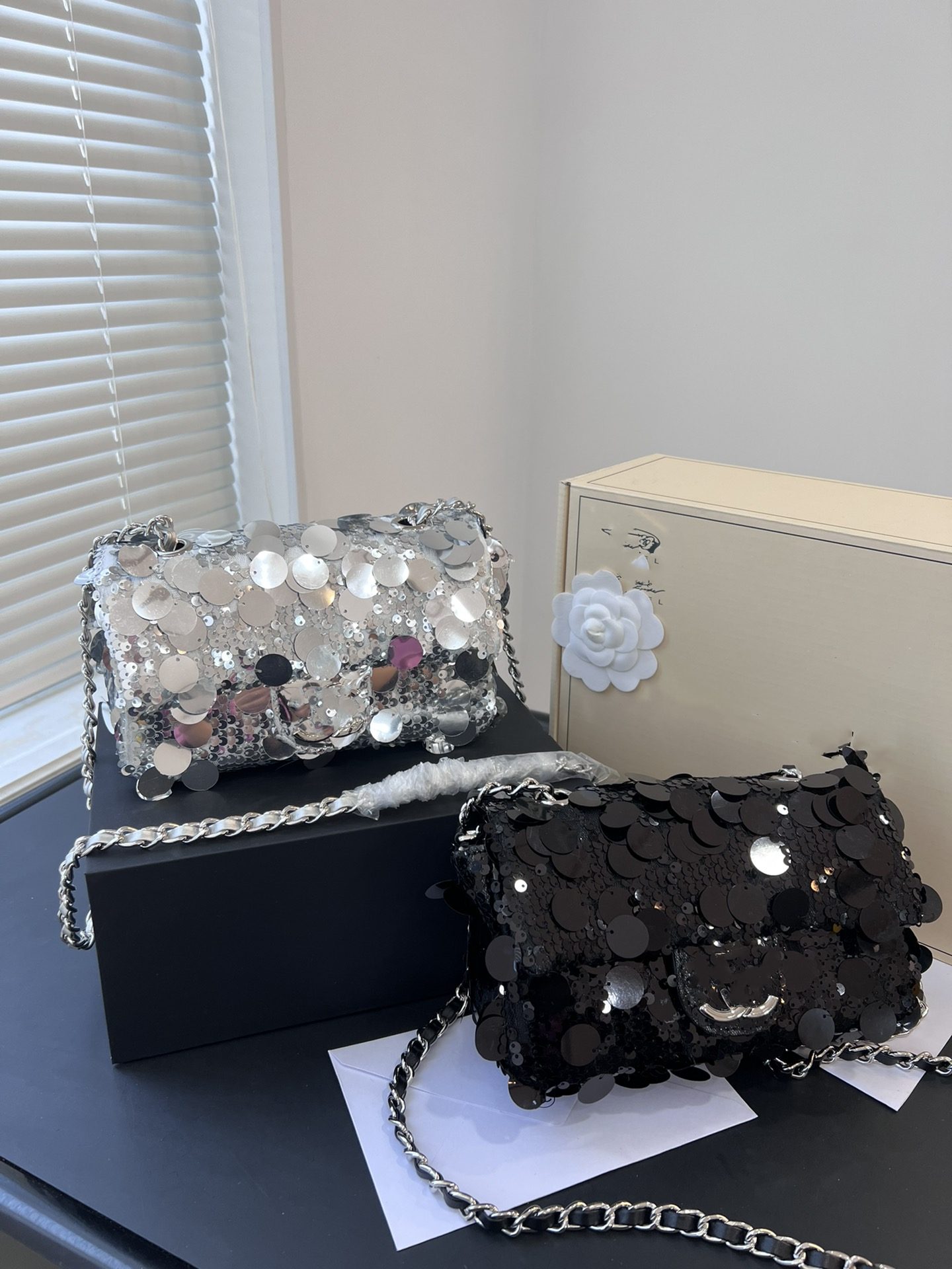 2023 New Fashion Bag Women's Sequin Bag Chain Stripe Simple High Grade One Shoulder Crossbody Small Square Bag Shiny, Black
2023 New Fashion Bag Women's Sequin Bag Chain Stripe Simple High Grade One Shoulder Crossbody Small Square Bag Shiny, Black