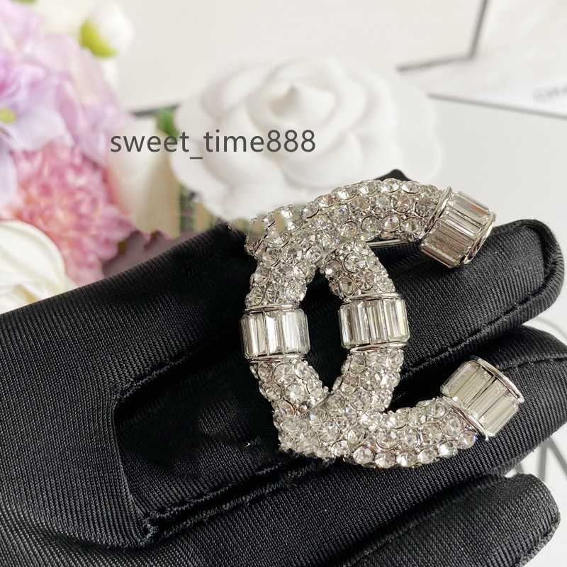 Luxury Brand Designer Letters Brooch C Double Letter Brooches Crystal Breastpin Leency Brosche Rhinestone Suit Pin Jewelry Accessories gifts for women party
Luxury Brand Designer Letters Brooch C Double Letter Brooches Crystal Breastpin Leency Brosche Rhinestone Suit Pin Jewelry Accessories gifts for women party