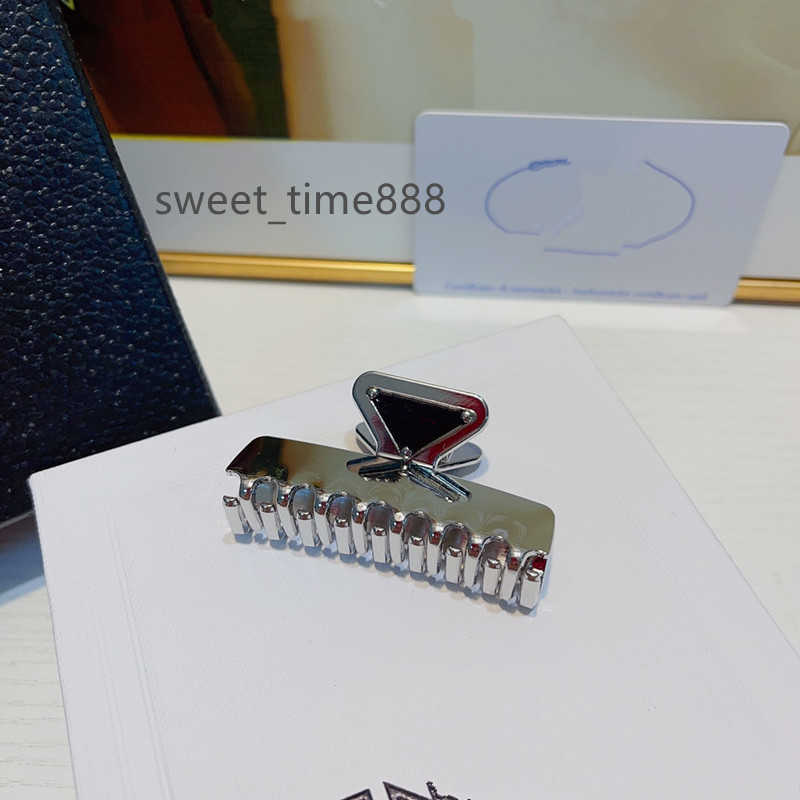 Never Fade Luxury P-Letter Women Clamps Strong Metal Hair Claw Silver Plated Claws Clips For Girls Monther Makeup Street Fashion HairJewelry
Never Fade Luxury P-Letter Women Clamps Strong Metal Hair Claw Silver Plated Claws Clips For Girls Monther Makeup Street Fashion HairJewelry