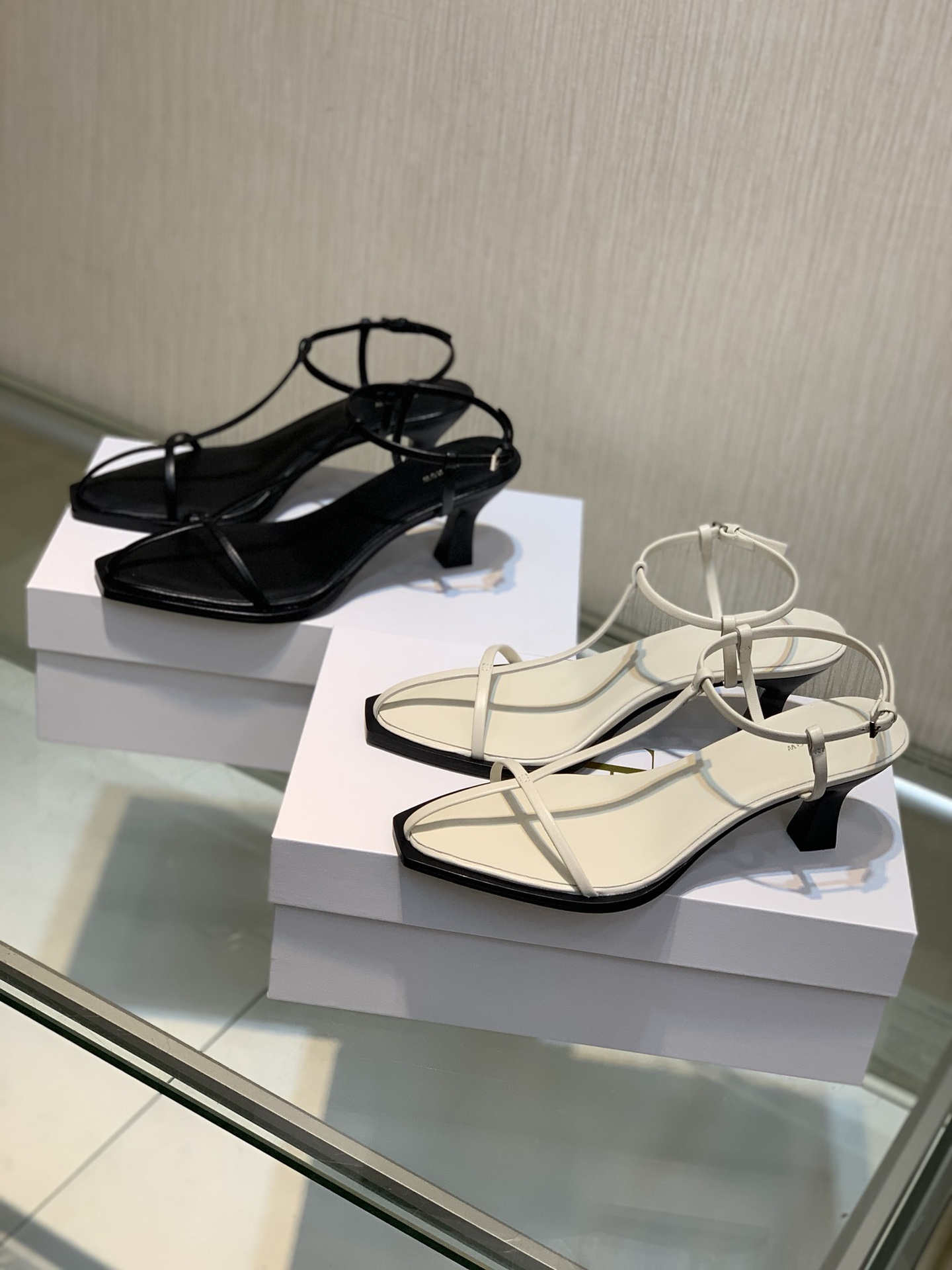 Women Shoes The Row T-bar Leather Sandals Buckle-fastening Ankle Strap Genuine Real Leather Row Sandals Original Box European Size 35-39, Black
Women Shoes The Row T-bar Leather Sandals Buckle-fastening Ankle Strap Genuine Real Leather Row Sandals Original Box European Size 35-39, Black