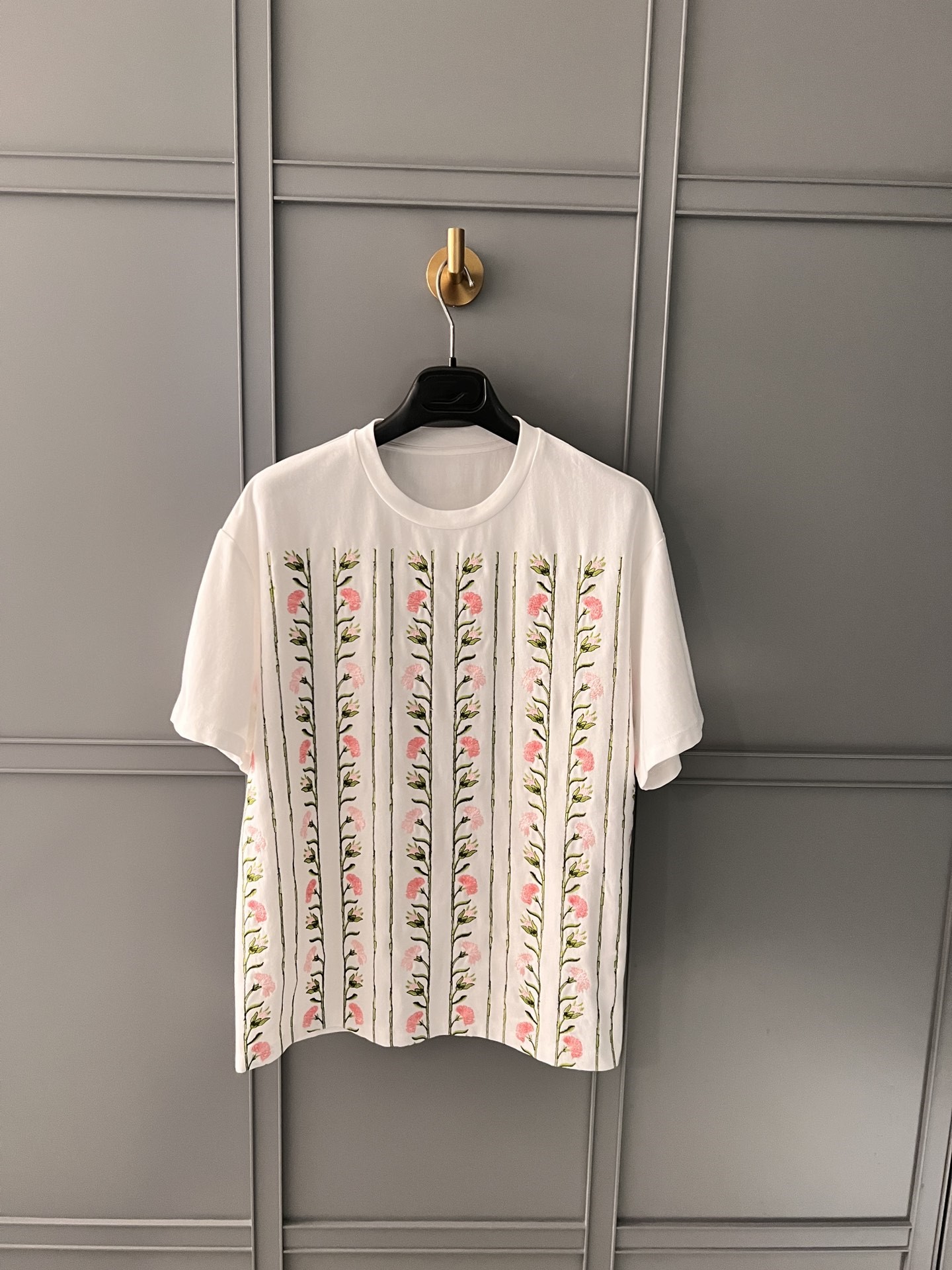 Women' Blouses & Shirts 2023 European Designers Design New Spring/Summer Heavy Industry Embroidered T-shirts, Ivory
Women' Blouses & Shirts 2023 European Designers Design New Spring/Summer Heavy Industry Embroidered T-shirts, Ivory