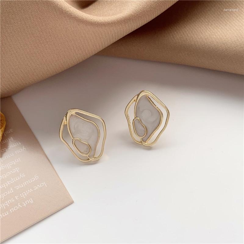 Backs Earrings Korean Temperament Shell Shaped Clip Hollow Out Irregualr Simple Geometry No Piercing For Female Party
Backs Earrings Korean Temperament Shell Shaped Clip Hollow Out Irregualr Simple Geometry No Piercing For Female Party