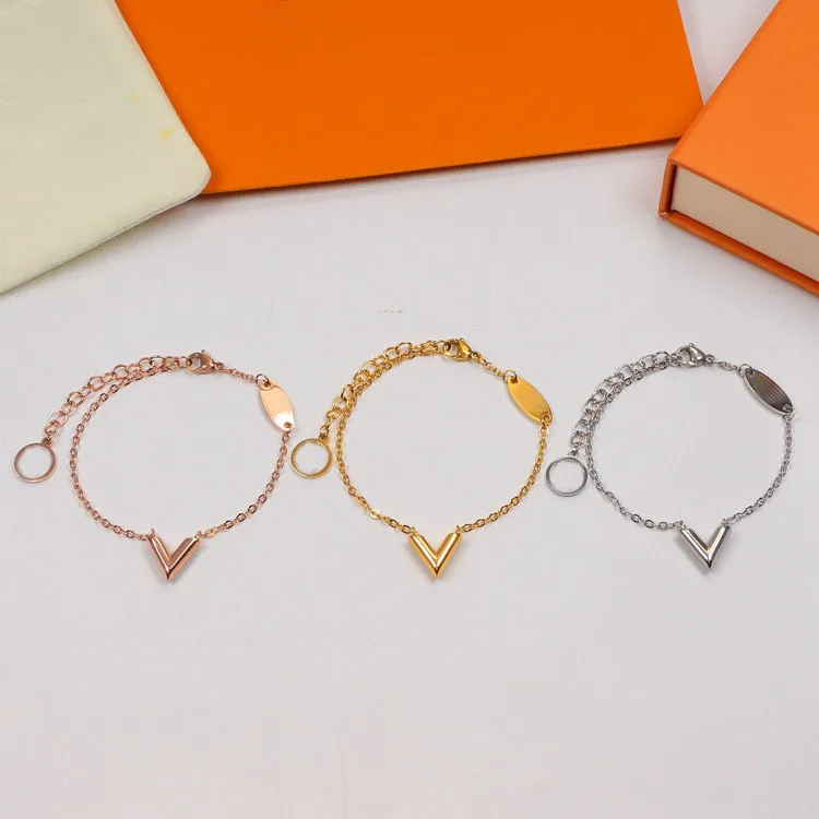 Luxury Designer bracelets chain elegant women's letter pendant clover bracelet Wedding design jewelry
Luxury Designer bracelets chain elegant women's letter pendant clover bracelet Wedding design jewelry