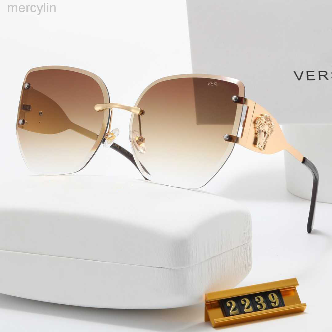 Luxury Designer Versage Sunglasses Men's Women's Vercace Sunglasses Fashion Trend Overseas One-piece Glasses Sunglasses For Women Uv Protection Brown 2239
Luxury Designer Versage Sunglasses Men's Women's Vercace Sunglasses Fashion Trend Overseas One-piece Glasses Sunglasses For Women Uv Protection Brown 2239