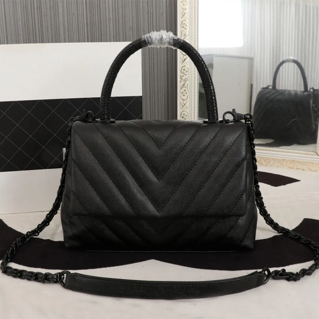 7A Designer Bags Genuine Leather Cowhide Caviar and V-striped Black Logo Chain Handbags, Black ling plaid
7A Designer Bags Genuine Leather Cowhide Caviar and V-striped Black Logo Chain Handbags, Black ling plaid