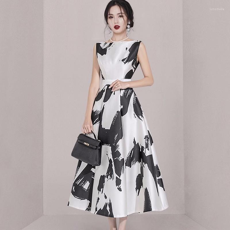 Casual Dresses 2023 France Summer Black White Print Ball Gown Dress Runway Fashion Women Round Collar Sleeveless High Waist Midi Vestidos
Casual Dresses 2023 France Summer Black White Print Ball Gown Dress Runway Fashion Women Round Collar Sleeveless High Waist Midi Vestidos
