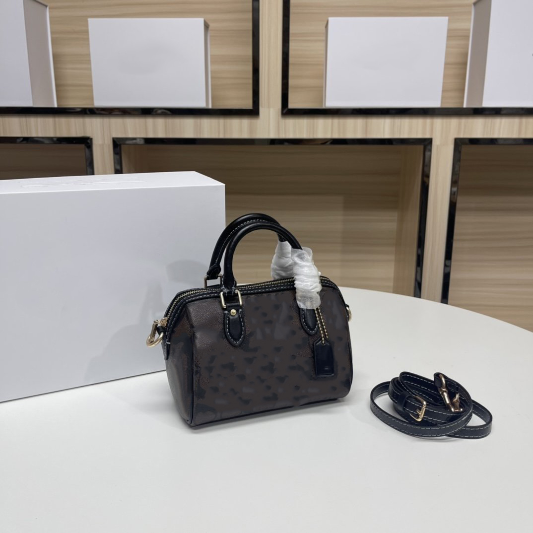 Handbag leather fashion crossbody bag with zipper closure and shoulder straps