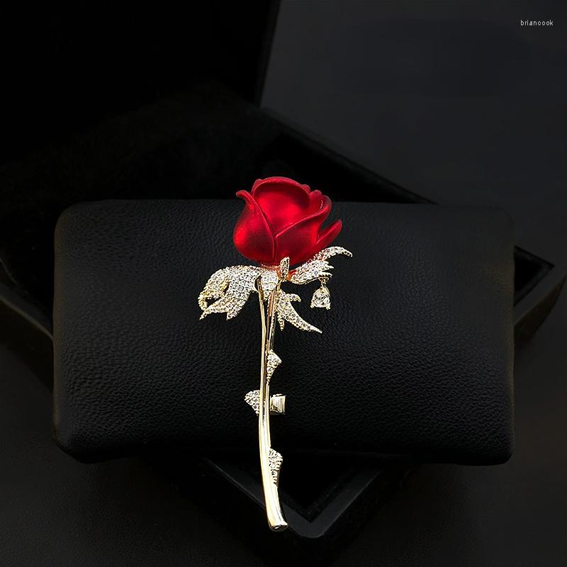 Brooches ZY Love Rose Flower Brooch High-End Women Suit Luxury Accessories Cardigan Pin Decorative Corsage Rhinestone Jewelry 3867
Brooches ZY Love Rose Flower Brooch High-End Women Suit Luxury Accessories Cardigan Pin Decorative Corsage Rhinestone Jewelry 3867