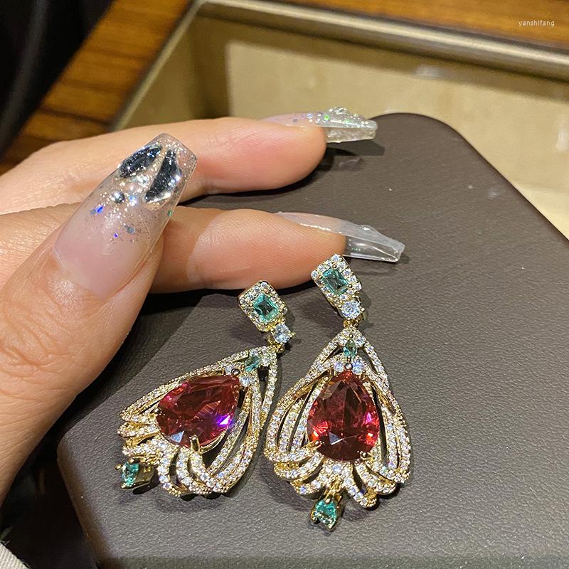 Dangle Earrings Retro Bending Feather Ruby Female High Quality Bride Temperament Water Droplet Baroque Luxurious Elegant Jewelry
Dangle Earrings Retro Bending Feather Ruby Female High Quality Bride Temperament Water Droplet Baroque Luxurious Elegant Jewelry