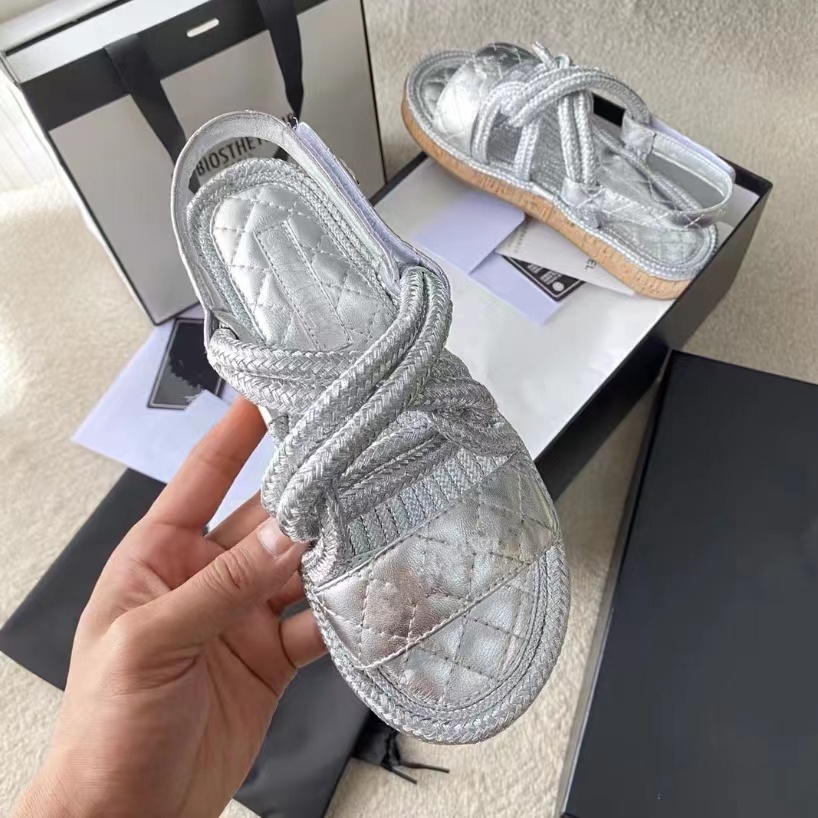 2023 latest designer sandals Top quality slides Hand-made Twine braid womens slippers cowhide Summer beach flat shoes Retro fashion sandals famous designers women
2023 latest designer sandals Top quality slides Hand-made Twine braid womens slippers cowhide Summer beach flat shoes Retro fashion sandals famous designers women