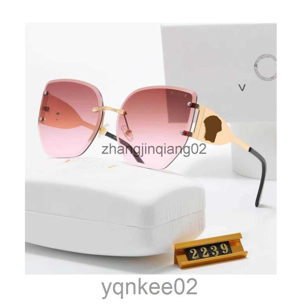 Designer Versage Sunglasses Cycle Luxurious Fashion Sports Polarize Square Sunglass For Mens Womans Vintage Baseball New Hip Hop UV Protection Pink Sun Glasses
Designer Versage Sunglasses Cycle Luxurious Fashion Sports Polarize Square Sunglass For Mens Womans Vintage Baseball New Hip Hop UV Protection Pink Sun Glasses