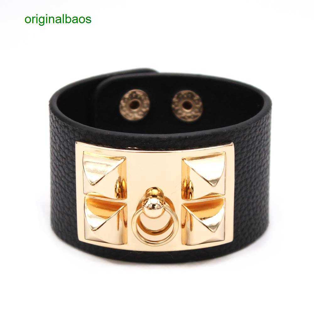 Hemres Designer Bracelet Punk Style Exaggerated Large Rivet Alloy Casual Couple Lychee Pattern Pu Leather Bracelet
Hemres Designer Bracelet Punk Style Exaggerated Large Rivet Alloy Casual Couple Lychee Pattern Pu Leather Bracelet