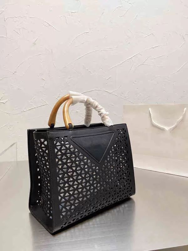 Summer High Capacity Tote Bags Women Fashion Beach Handbag Shoulder Hollow Out Leather Luxury Designer Female Shopping Packs 220310
Summer High Capacity Tote Bags Women Fashion Beach Handbag Shoulder Hollow Out Leather Luxury Designer Female Shopping Packs 220310