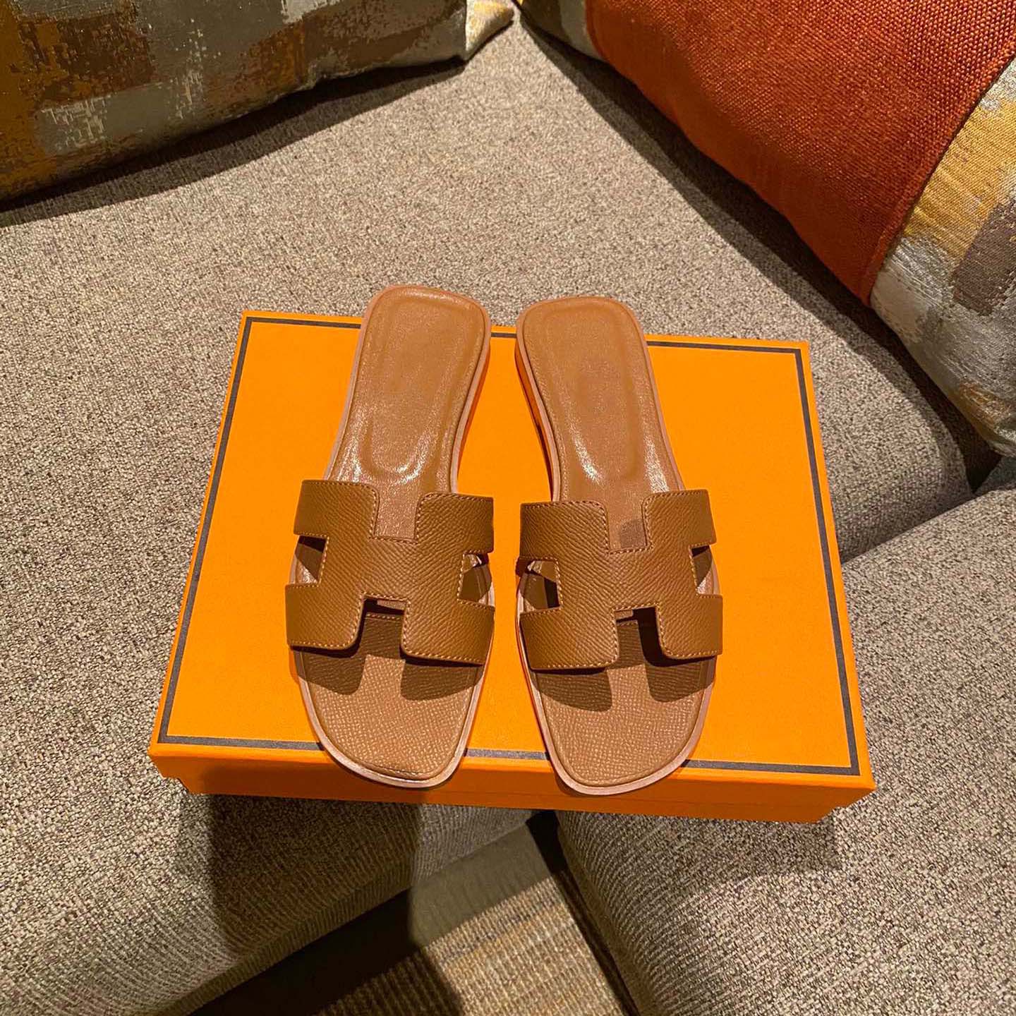 Designer Ladies Beach flat Flip Flops Top Quality Chypre sexy Women Leather classic oran luxury sandalias Men Summer fashion Slippers with Box LP5N, #6
Designer Ladies Beach flat Flip Flops Top Quality Chypre sexy Women Leather classic oran luxury sandalias Men Summer fashion Slippers with Box LP5N, #6