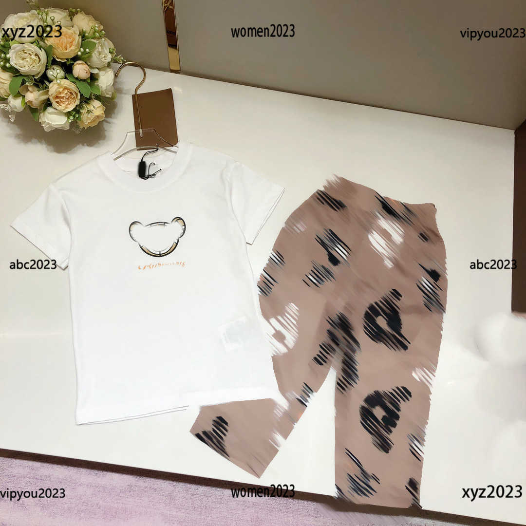 luxury outdoor Tracksuits kids designer clothes Child Sets baby 2pcs Fashion Logo printed T-shirt and Elastic waist trousers New arrival, Multi
luxury outdoor Tracksuits kids designer clothes Child Sets baby 2pcs Fashion Logo printed T-shirt and Elastic waist trousers New arrival, Multi