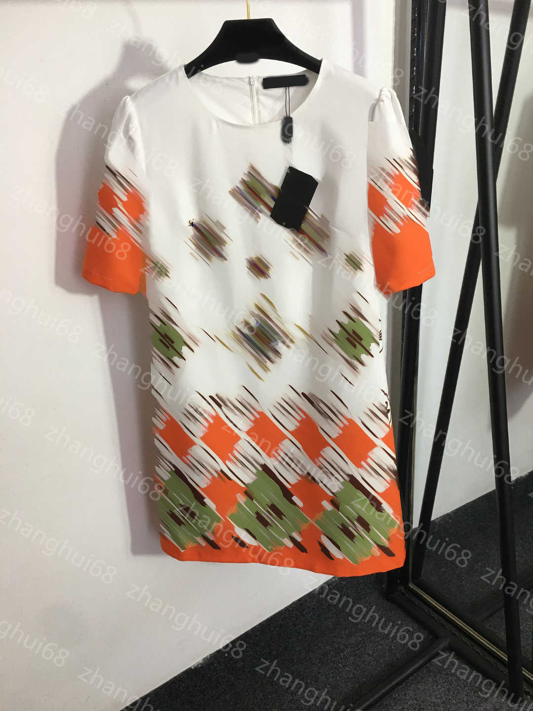 23ss women dresses summer Dress womens designer clothing Sequin nail drill vintage print crewneck short-sleeved dress High quality womens clothing
23ss women dresses summer Dress womens designer clothing Sequin nail drill vintage print crewneck short-sleeved dress High quality womens clothing