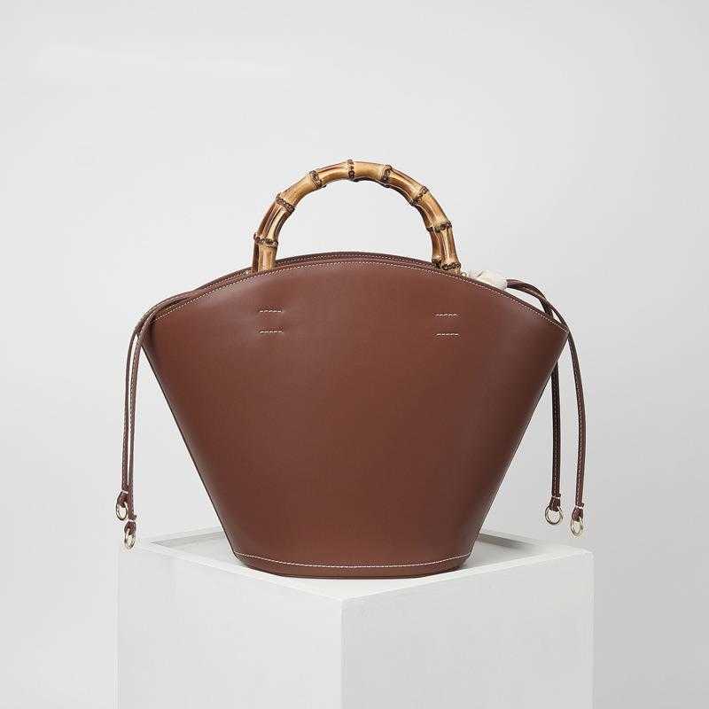 Shoulder Bags Bamboo Handle Cowhide Leather Bucket Handbag Women 2023 Autumn Designer Retro Genuine Tote Bag Large Capacity Fashion 230426, Auburn
Shoulder Bags Bamboo Handle Cowhide Leather Bucket Handbag Women 2023 Autumn Designer Retro Genuine Tote Bag Large Capacity Fashion 230426, Auburn