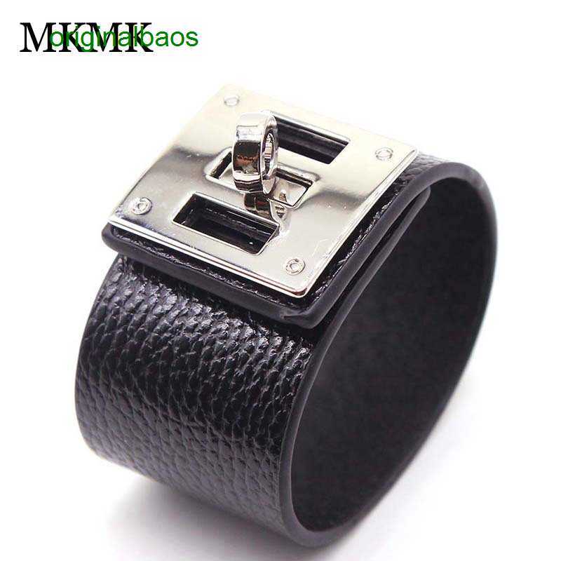 Hemres Designer Bracelet New Fashion Versatile Wide Leather Women's Trend Personalized Bracelet Jewelry
Hemres Designer Bracelet New Fashion Versatile Wide Leather Women's Trend Personalized Bracelet Jewelry