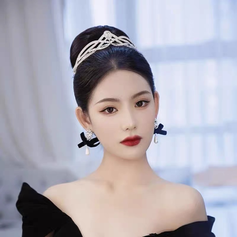 FG-0063 Bridal Alloy Zircon Hair Band Headwear Wedding Crown Super Immortal Sparkling Rhinestone Crystal Knot Crown Knot Wedding Dress Accessories
FG-0063 Bridal Alloy Zircon Hair Band Headwear Wedding Crown Super Immortal Sparkling Rhinestone Crystal Knot Crown Knot Wedding Dress Accessories