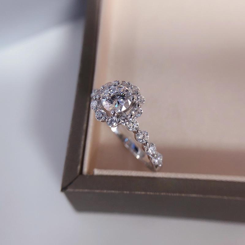 Cluster Rings Brilliant 0.6Ct 5.5mm D VVS1 Moissanite Engagement Ring AU750 18K White Gold Jewelry Royal Designer Customized 221
Cluster Rings Brilliant 0.6Ct 5.5mm D VVS1 Moissanite Engagement Ring AU750 18K White Gold Jewelry Royal Designer Customized 221
