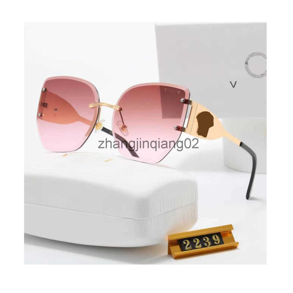 Designer Versage Sunglasses Cycle Luxurious Fashion Sports Polarize Square Sunglass For Mens Womans Vintage Baseball New Hip Hop UV Protection Pink Sun Glasses
Designer Versage Sunglasses Cycle Luxurious Fashion Sports Polarize Square Sunglass For Mens Womans Vintage Baseball New Hip Hop UV Protection Pink Sun Glasses