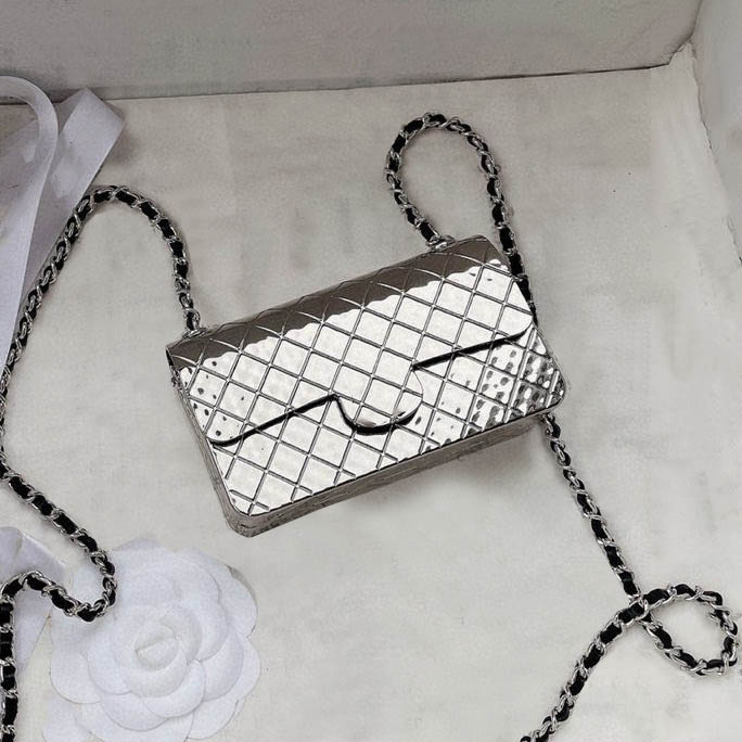 Hammer Metal Mini Ladies Dinner Bag Retro Shoulder Crossbody Designer Bag Outdoor Trend Coin Purse Versatile Fanny Pack Card Holder Suitcases Classic Clutch 12CM, Box
Hammer Metal Mini Ladies Dinner Bag Retro Shoulder Crossbody Designer Bag Outdoor Trend Coin Purse Versatile Fanny Pack Card Holder Suitcases Classic Clutch 12CM, Box