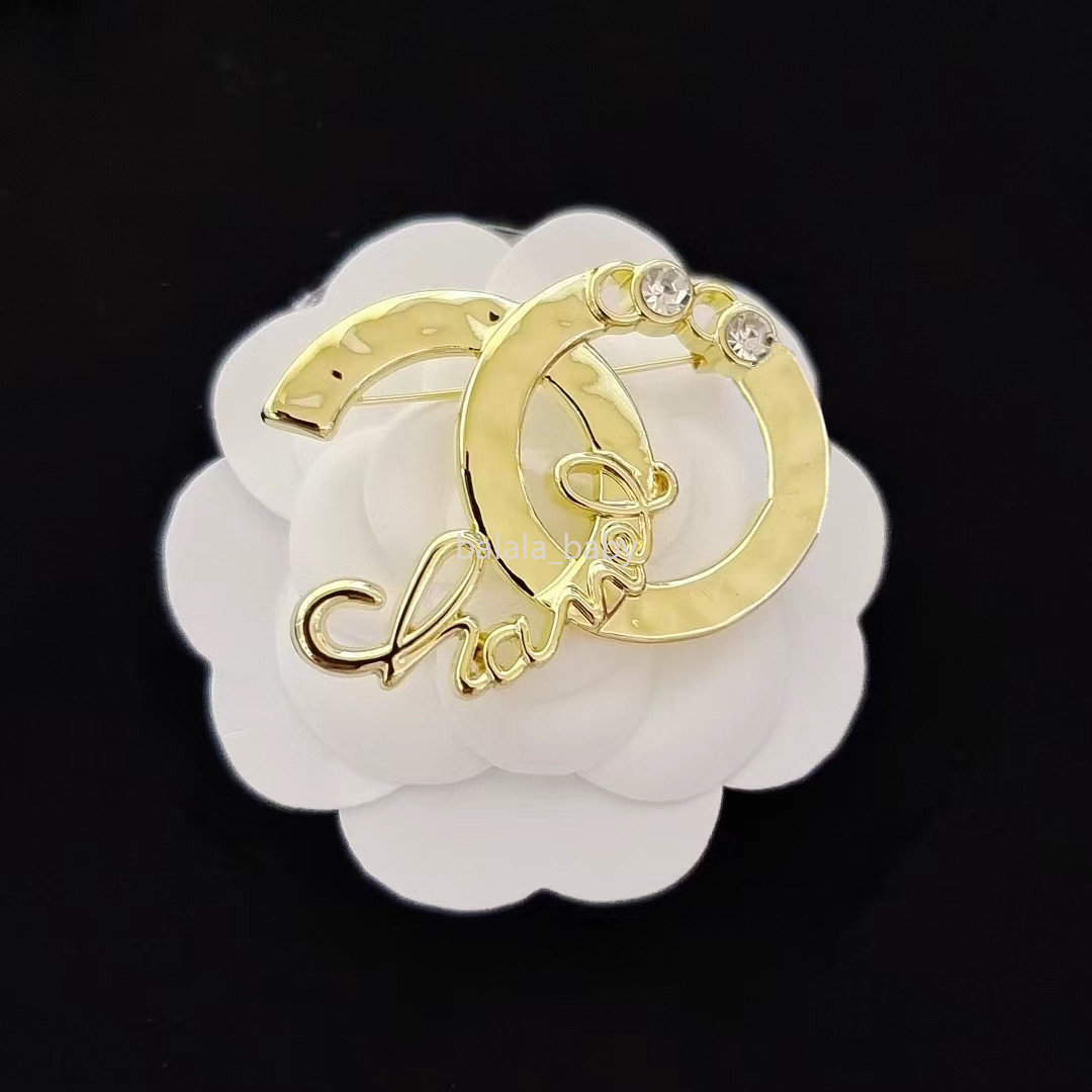 Luxury Women Designer Brand Letter Brooches 18K Gold Plated Inlay Crystal Rhinestone Jewelry Brooch Pin Men Party accessories
Luxury Women Designer Brand Letter Brooches 18K Gold Plated Inlay Crystal Rhinestone Jewelry Brooch Pin Men Party accessories
