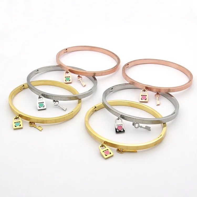 womens diamond Bangle bracelet designer Jewelry love heart bracelets single row drill for women111111
womens diamond Bangle bracelet designer Jewelry love heart bracelets single row drill for women111111