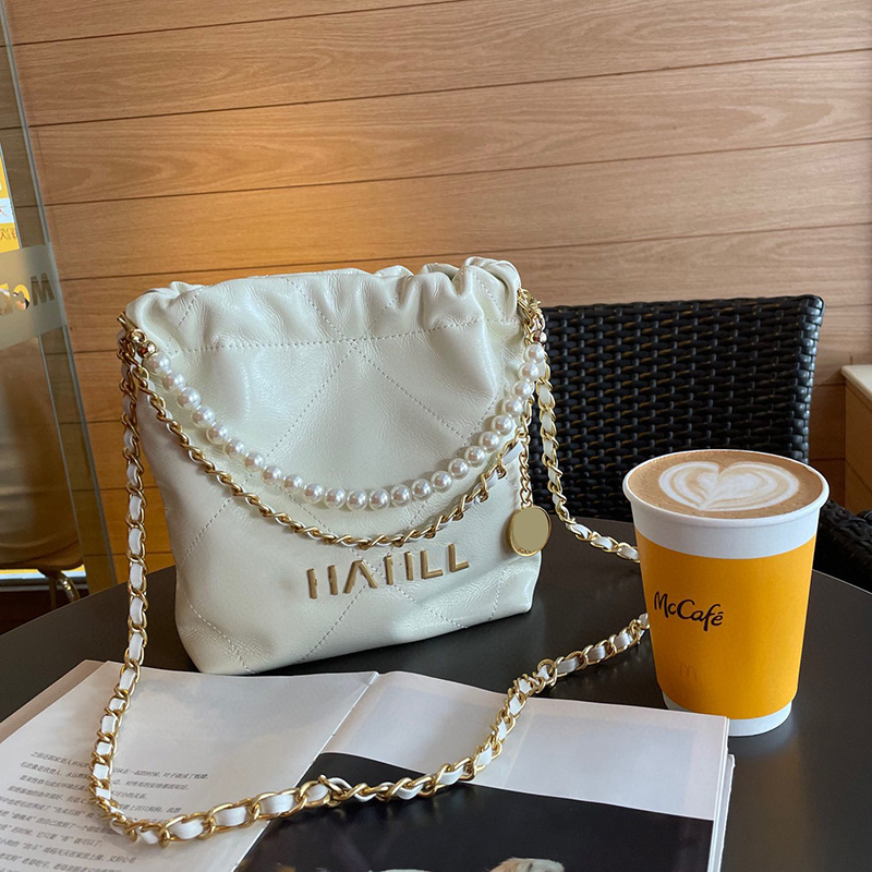 Designer Pearl Chain Hanlde Tote 22 Shopping Bags Classic Diamond Lattice Gold Metal Hardware Matelasse Crossbody Shoulder Handbags Lambskin Purse 18X7X22CM, Box
Designer Pearl Chain Hanlde Tote 22 Shopping Bags Classic Diamond Lattice Gold Metal Hardware Matelasse Crossbody Shoulder Handbags Lambskin Purse 18X7X22CM, Box
