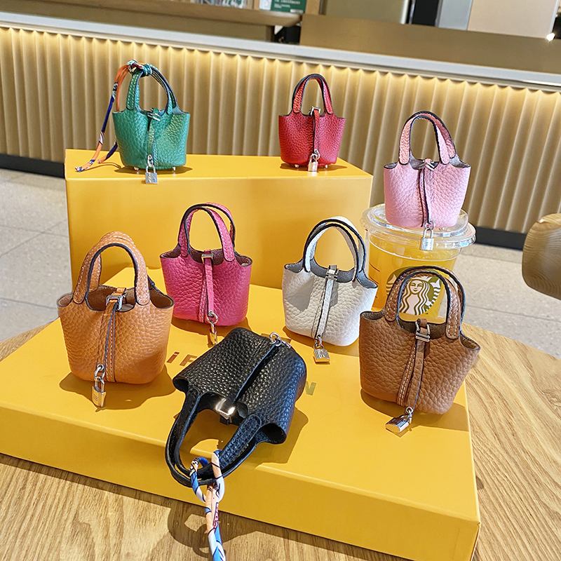 Designer Leather Handbag Pendant Car Key Bag Hanger Bluetooth Airpods Case High Quality Protective Case Mini Vegetable Basket
Designer Leather Handbag Pendant Car Key Bag Hanger Bluetooth Airpods Case High Quality Protective Case Mini Vegetable Basket