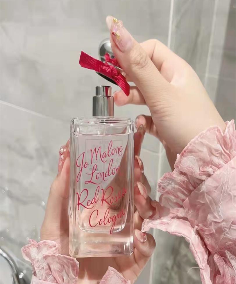 Promotion Perfume 100ml 34oz red roses London Men Women Neutral Perfumes Fragrance Long Lasting Good Smell Cologne Spray Fast Shi5601863
Promotion Perfume 100ml 34oz red roses London Men Women Neutral Perfumes Fragrance Long Lasting Good Smell Cologne Spray Fast Shi5601863