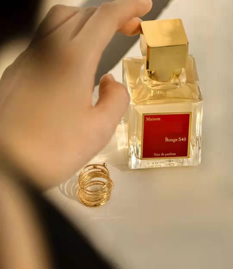 Luxury perfume Maison 70ml Bacarat Rouge 540 Extrait De Parfum Paris Men Women Fragrance Long Lasting Smell Spray Fast ship1064435
Luxury perfume Maison 70ml Bacarat Rouge 540 Extrait De Parfum Paris Men Women Fragrance Long Lasting Smell Spray Fast ship1064435